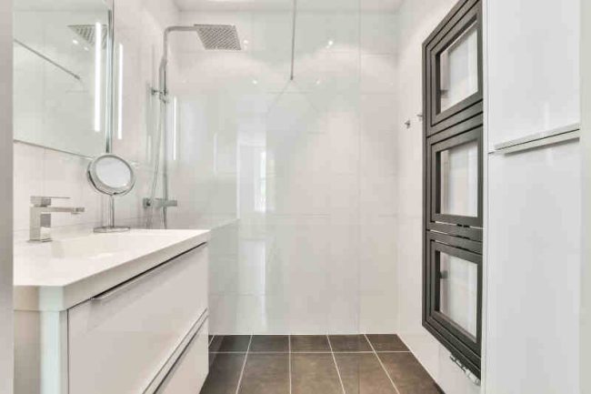 Choosing the Right Privacy Glass for Your Bathroom Spa Remodel