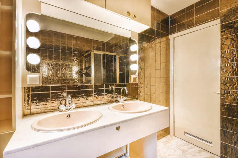 4 Reasons to Invest in a Custom Mirror for Your Bathroom