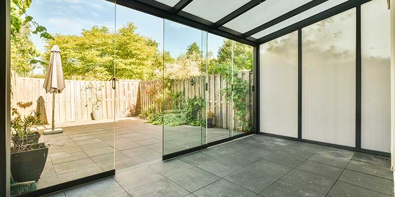 Maximizing-Light-with-Clear-Glass-Decor