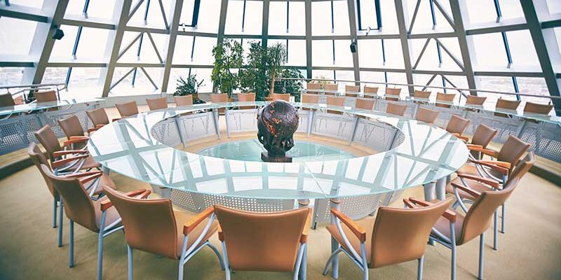 Crafting-Elegant-Glass-Tables-Techniques-and-Types Crafting Elegant Glass Tables Techniques and Types